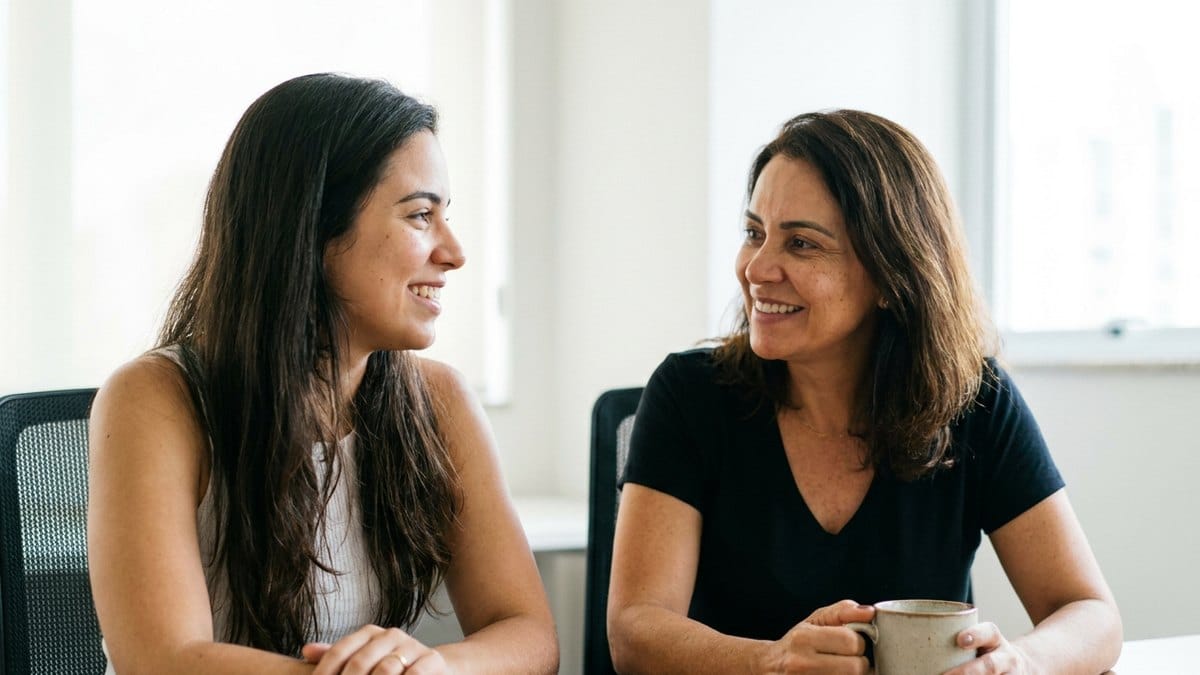 Equipe de atendimento analisando o painel de conversas