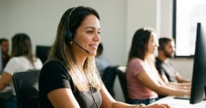 Atendente de suporte ao cliente em escritório